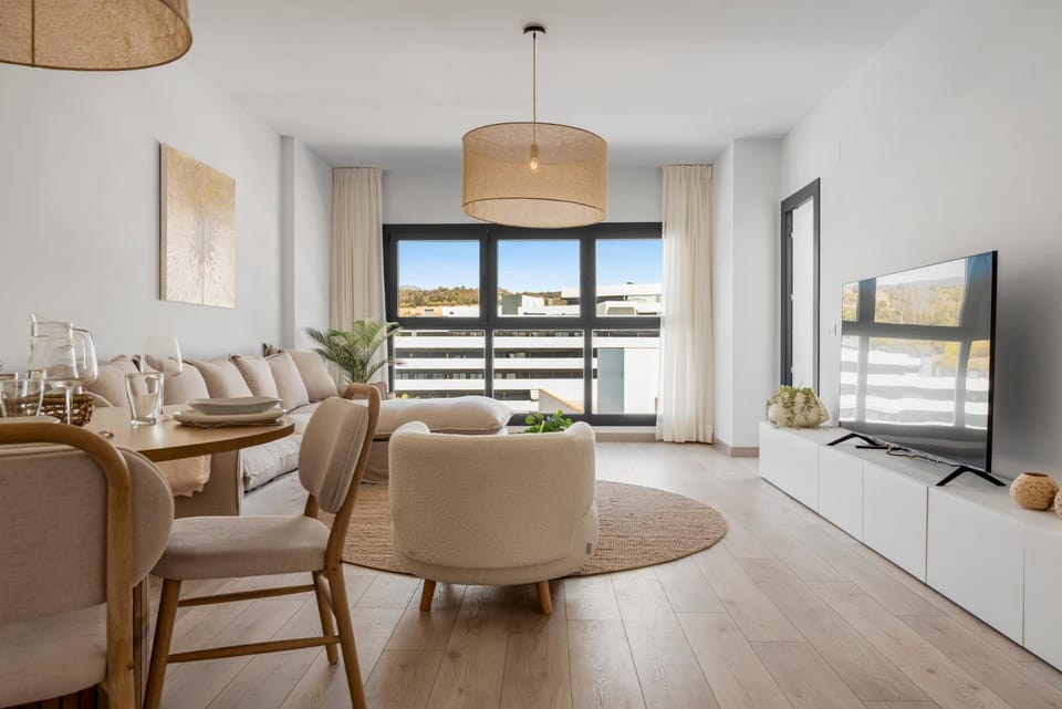 TV and multimedia, Living room, Seating area, Dining area