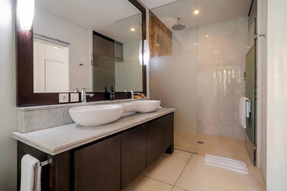 Palm Tree House 5 Bedroom In Central Canggu Villa in North Kuta