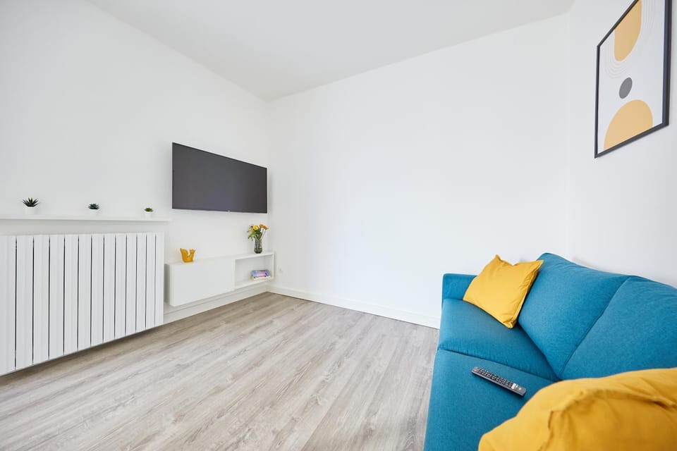 TV and multimedia, Living room, Seating area, Evening entertainment