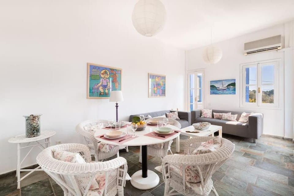 Seating area, Dining area, air conditioner