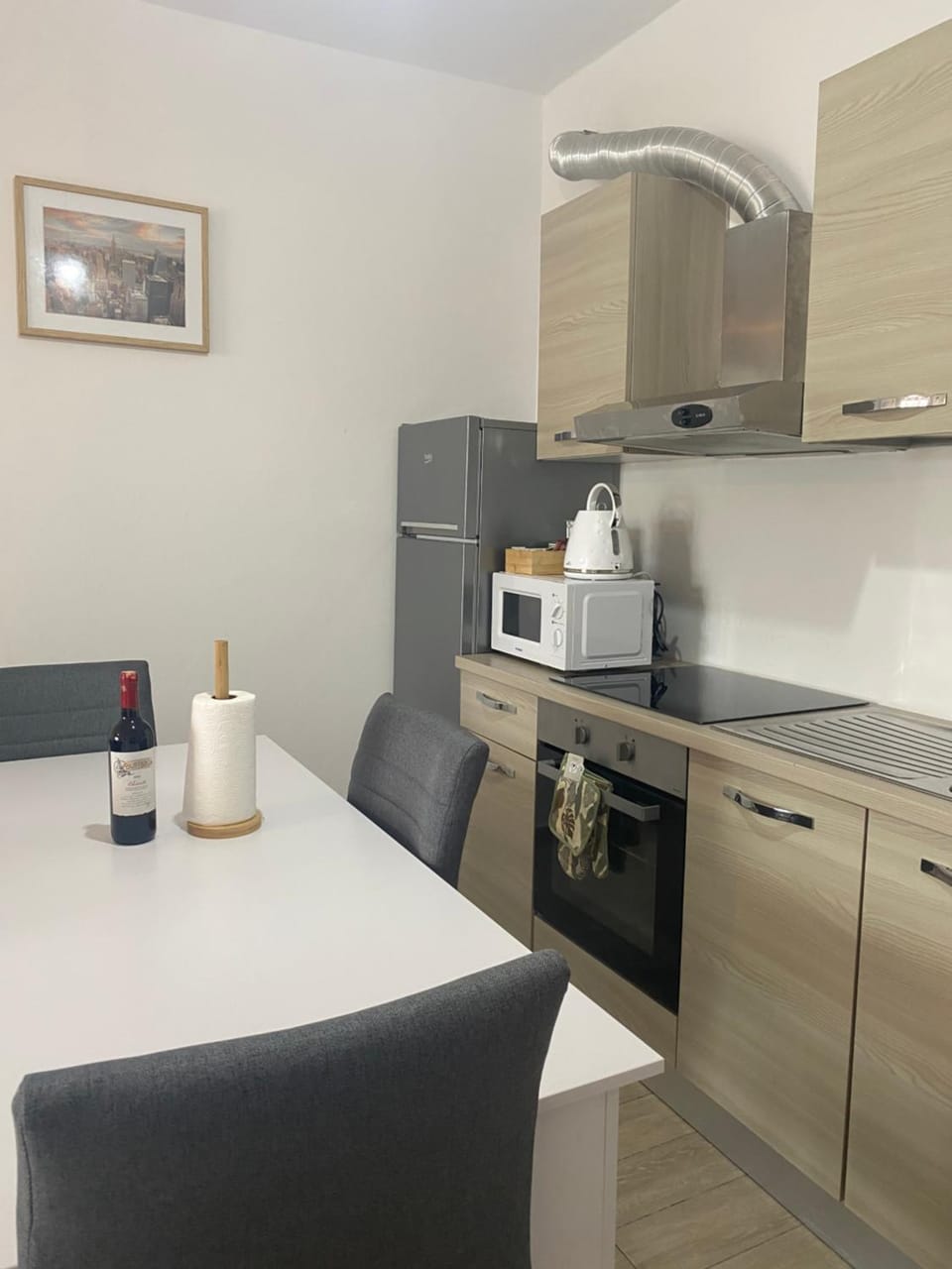 Coffee/tea facilities, Kitchen or kitchenette, Dining area, oven, stove, toaster
