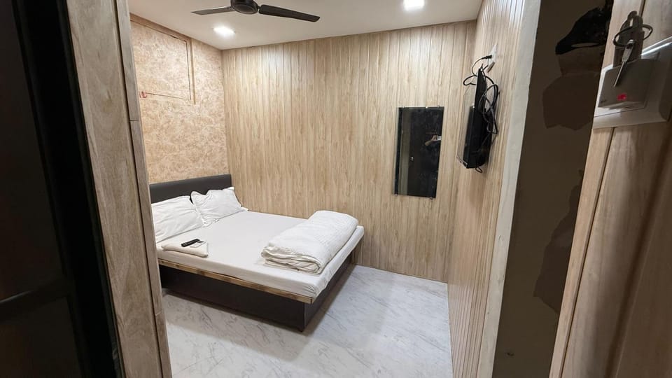 Bed, Photo of the whole room, Bedroom, fireplace, towels
