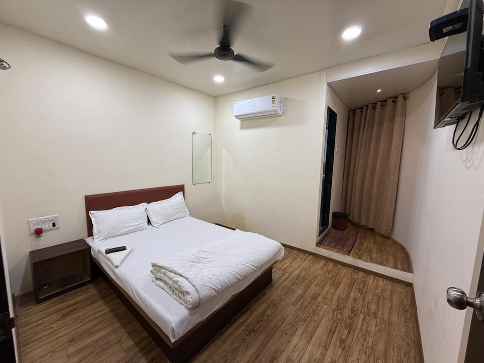 Bed, TV and multimedia, Photo of the whole room, Bedroom, air conditioner