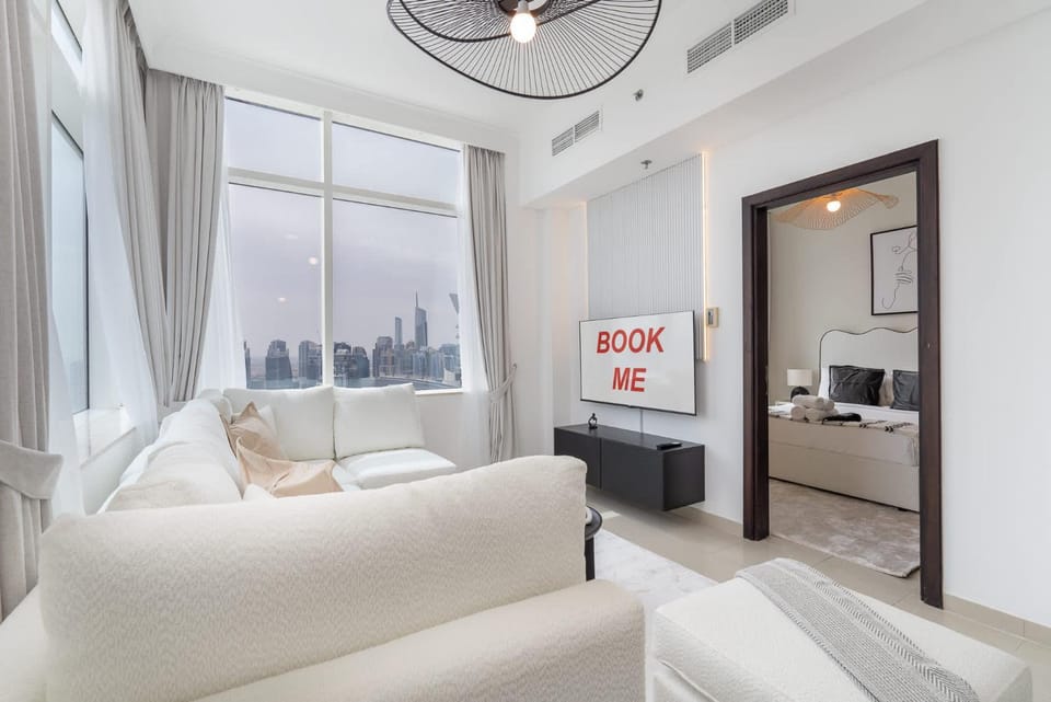 Free housekeeping visits during your stay - StayShort - Sophisticated 1-Bedroom With Skyscrapers View at Botanica Tower Apartment in Dubai