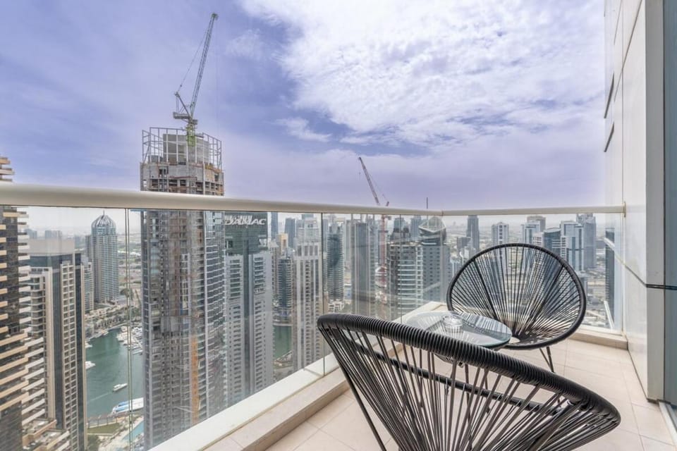 Free housekeeping visits during your stay - StayShort - Sophisticated 1-Bedroom With Skyscrapers View at Botanica Tower Apartment in Dubai
