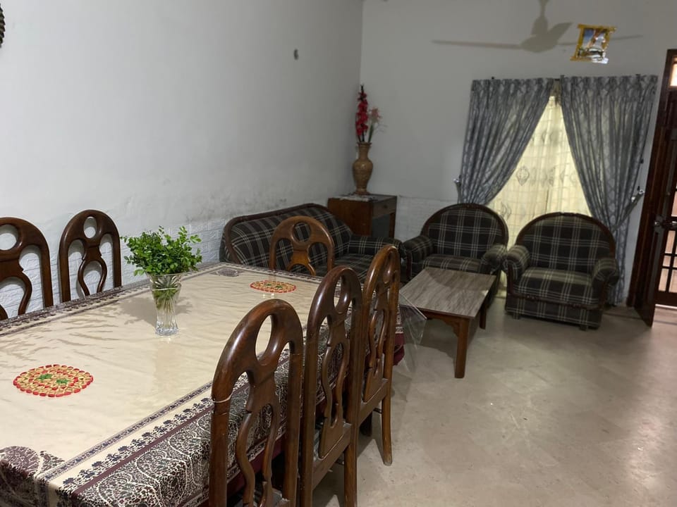 Kitchen or kitchenette, Seating area