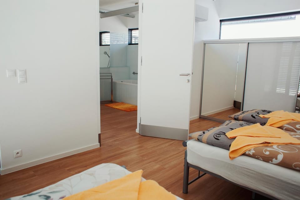 Photo of the whole room, Bedroom, wardrobe