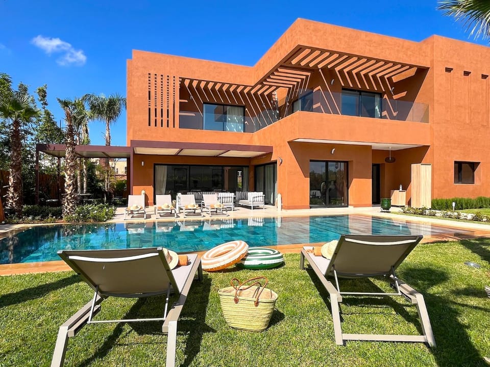 Property building, Patio, Spring, Day, Garden, Garden view, Pool view, Swimming pool, sunbed