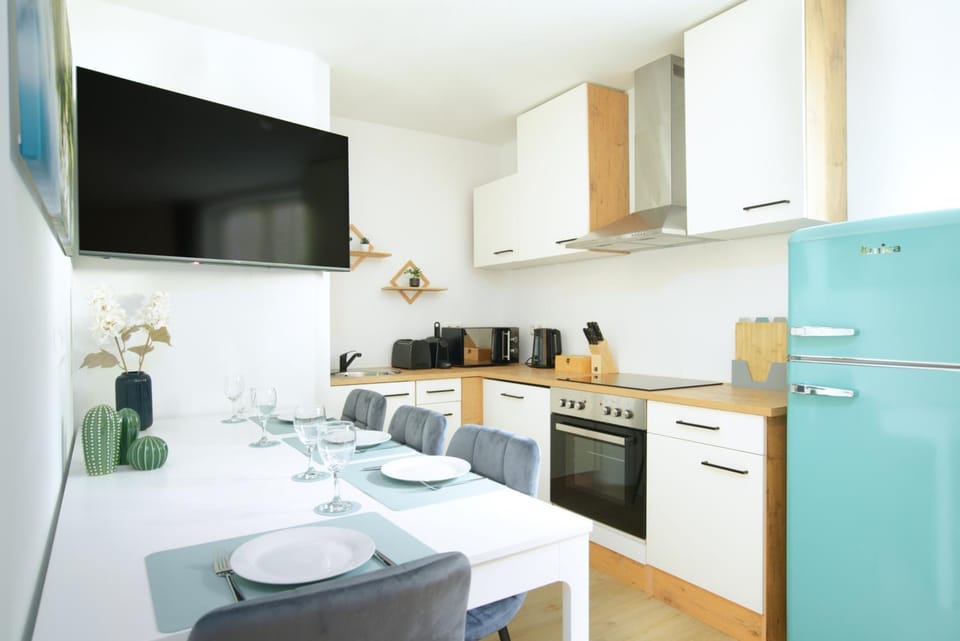 TV and multimedia, Kitchen or kitchenette, Living room, Seating area, Dining area, dishwasher, oven, stove, toaster