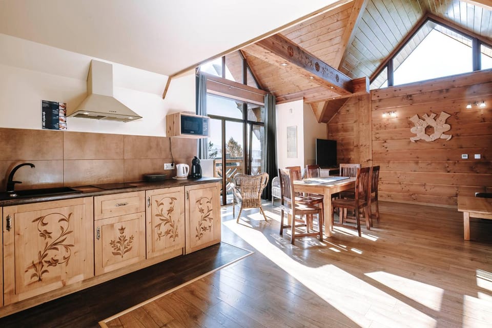 Kitchen or kitchenette, Living room, Seating area, Dining area