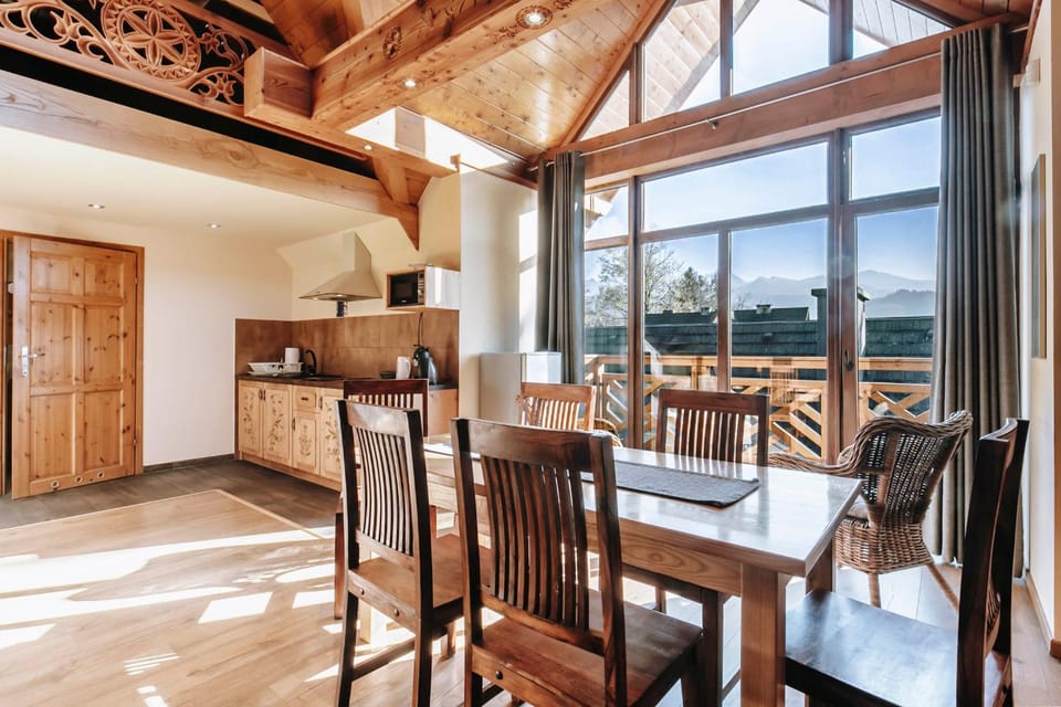 View (from property/room), Balcony/Terrace, Kitchen or kitchenette, Living room, Seating area, Dining area, Mountain view