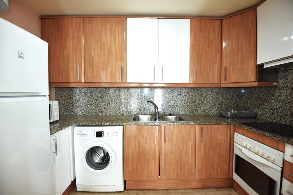 Kitchen or kitchenette, oven, washing machine