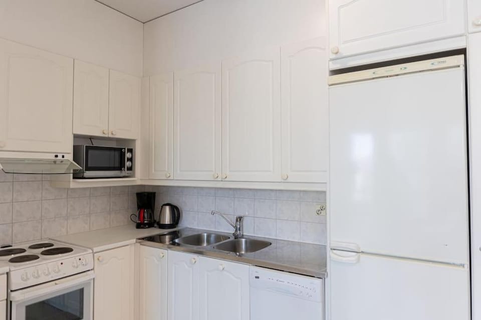 Coffee/tea facilities, Kitchen or kitchenette, dishwasher, oven, stove