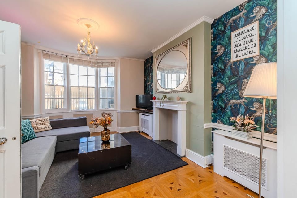 Spacious 5-Bedroom Home with Patio in the Heart of Kemptown Apartment in Brighton