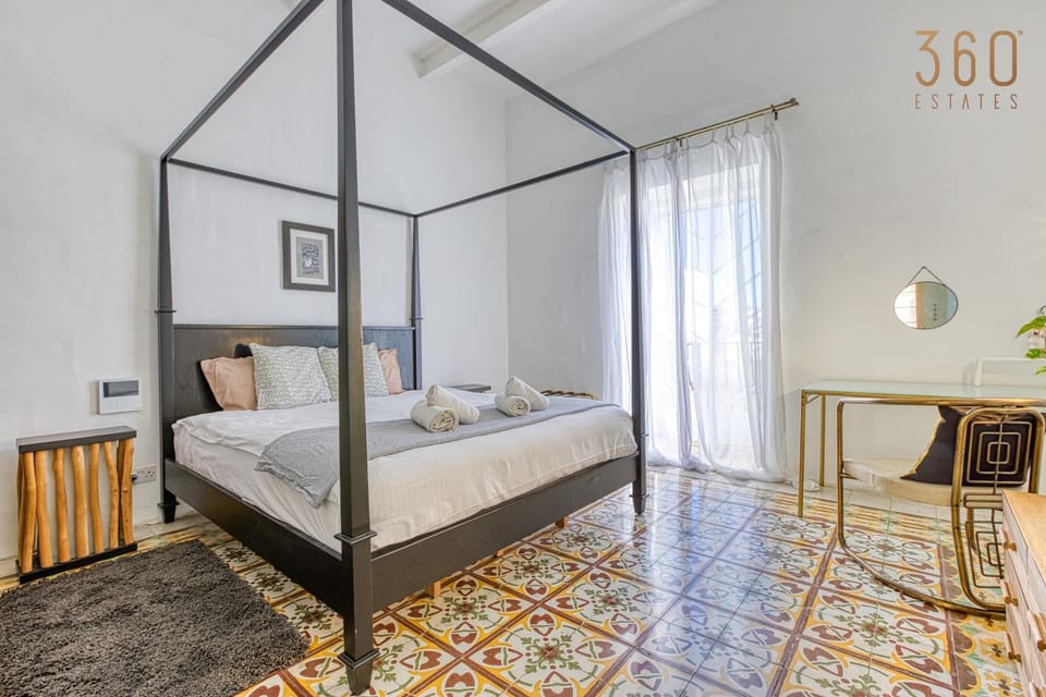 Bed, Living room, Photo of the whole room, Seating area, Bedroom