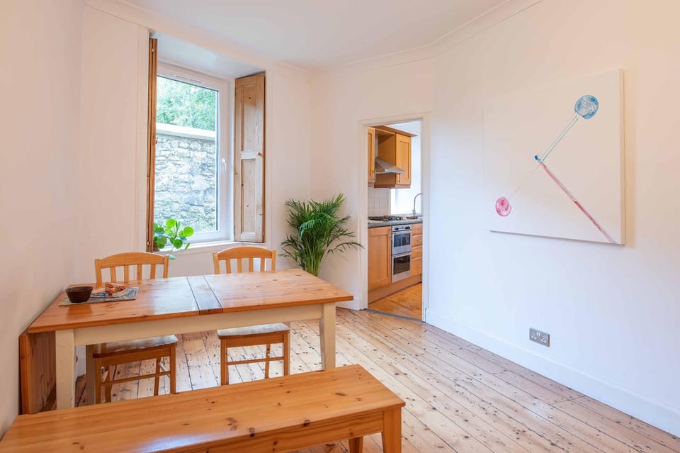 Artists Flat 7 min to R Mile Apartment in Edinburgh