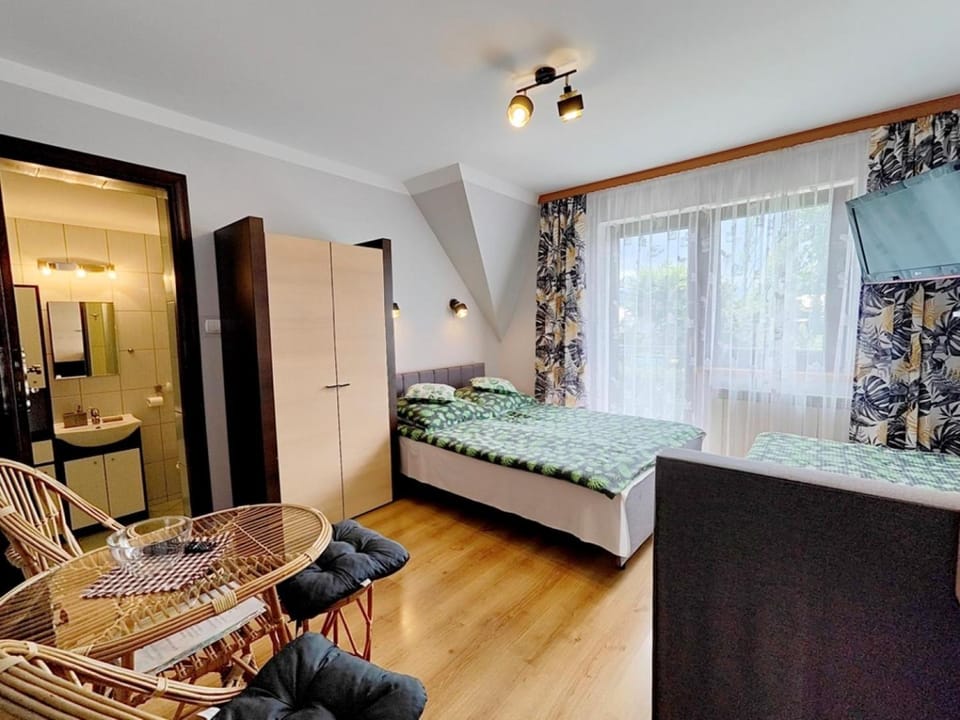 Bed, Bathroom, TV and multimedia, Photo of the whole room, wardrobe