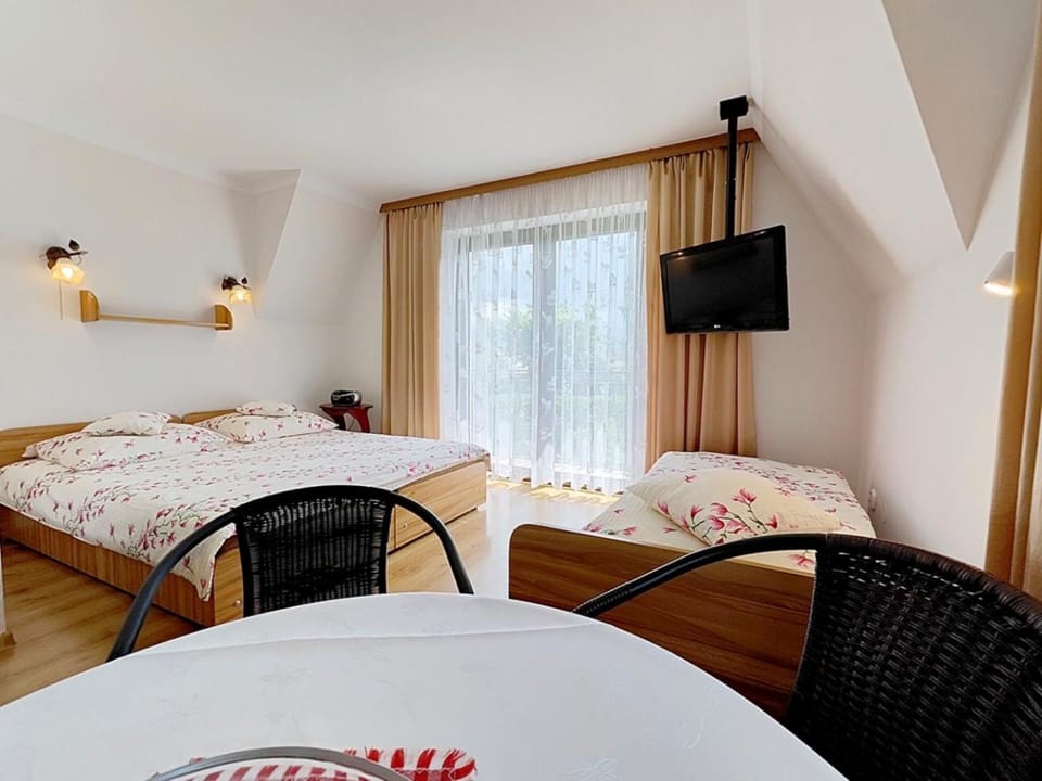 Bed, TV and multimedia, Photo of the whole room