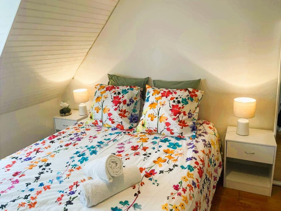 Bed, Photo of the whole room, Bedroom