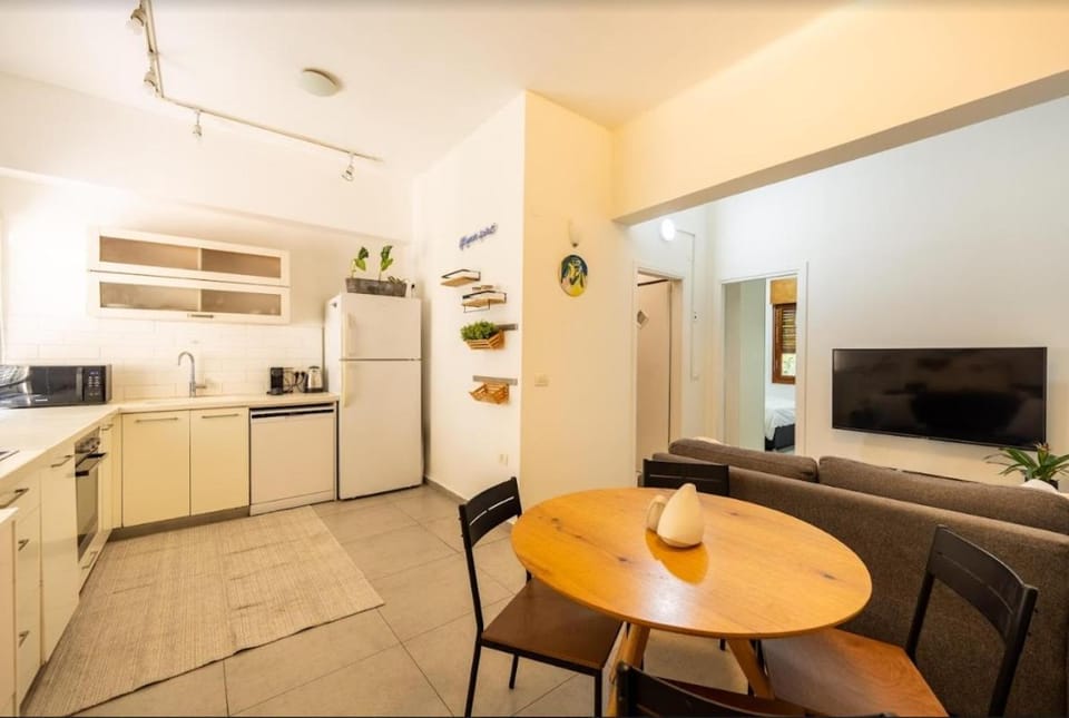 Kitchen or kitchenette, Dining area, dishwasher, oven