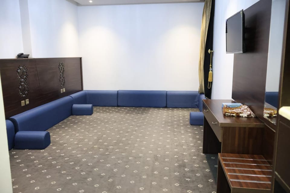 Communal lounge/ TV room, TV and multimedia, Living room, Seating area, Evening entertainment