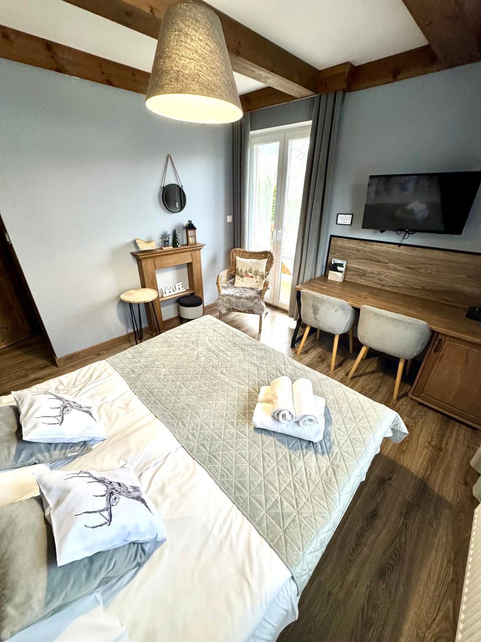 Bed, TV and multimedia, Photo of the whole room, Bedroom