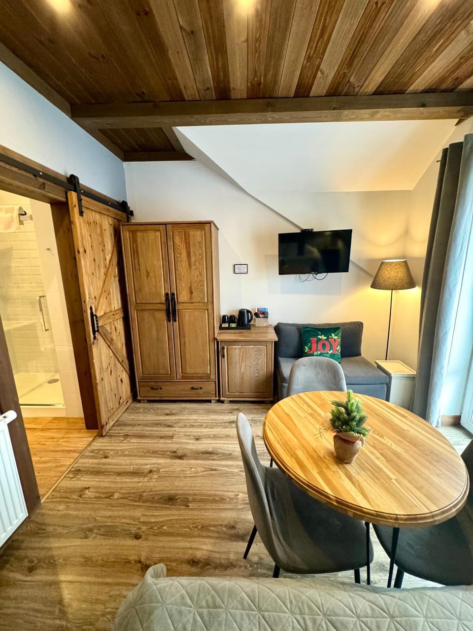 Photo of the whole room, Seating area, wardrobe