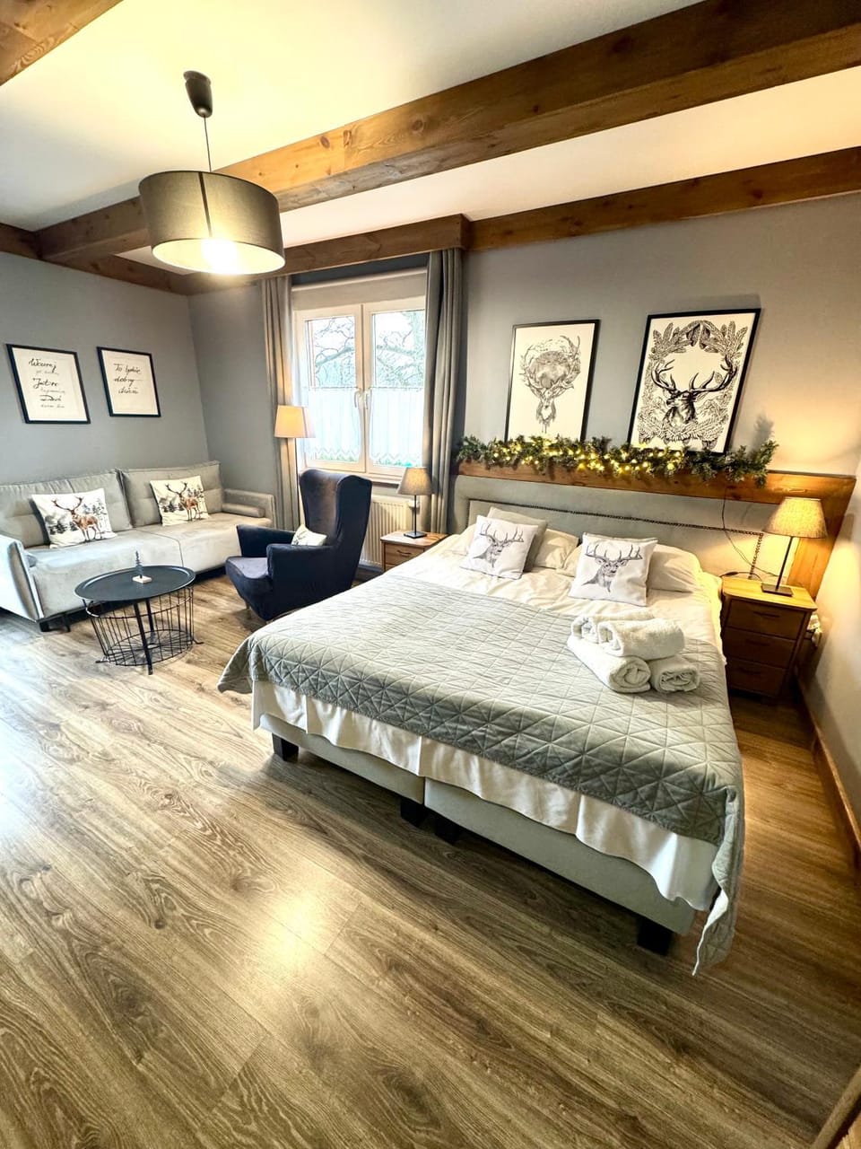 Bed, Photo of the whole room, Seating area, Bedroom