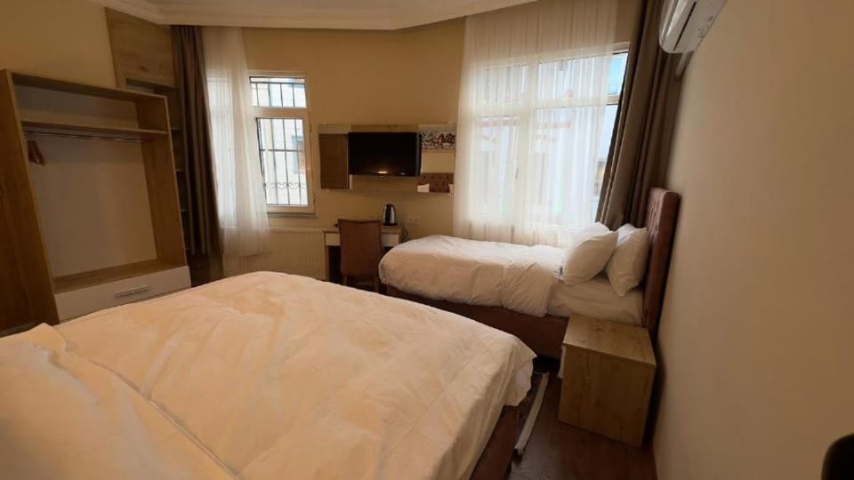 Bed, TV and multimedia, Photo of the whole room, Bedroom