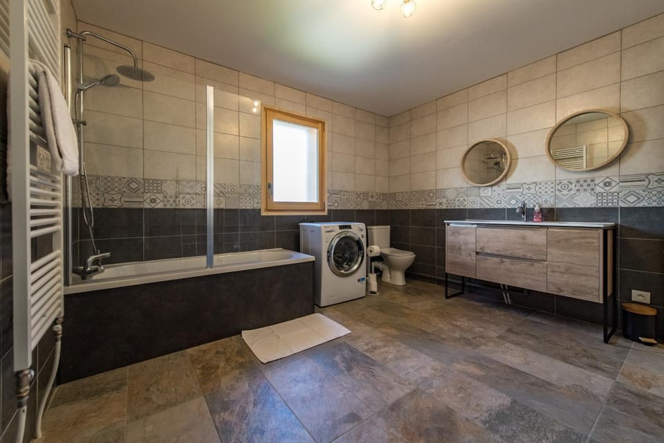 Grand Horizon Large Terrace & Mountain View Apartment in Auvergne-Rhône-Alpes