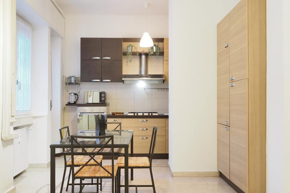 Kitchen or kitchenette, Dining area, oven, stove