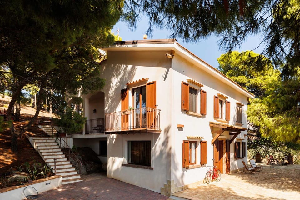 Property building, Day, Garden, Garden view