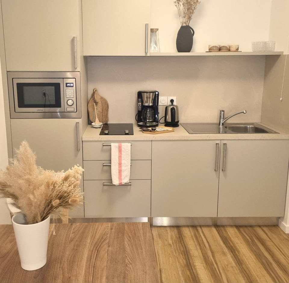 Coffee/tea facilities, Kitchen or kitchenette, stove, toaster, kitchen