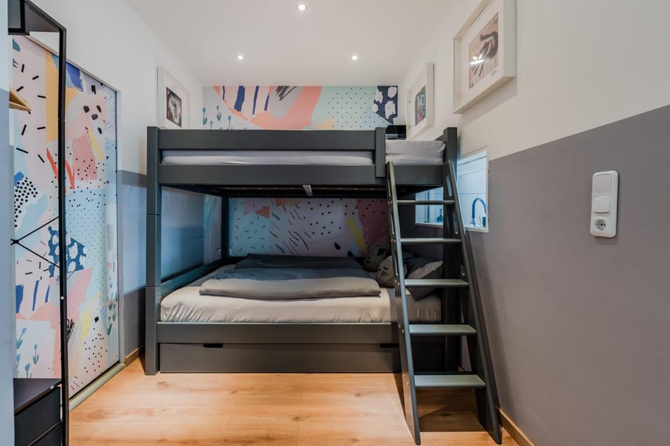 Bedroom, bunk bed