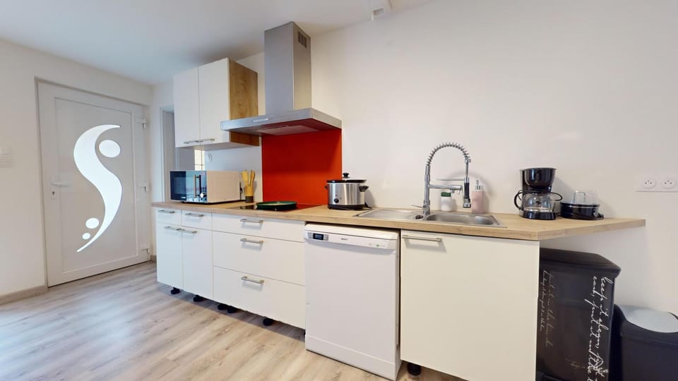 Coffee/tea facilities, Kitchen or kitchenette, dishwasher, oven, stove, toaster