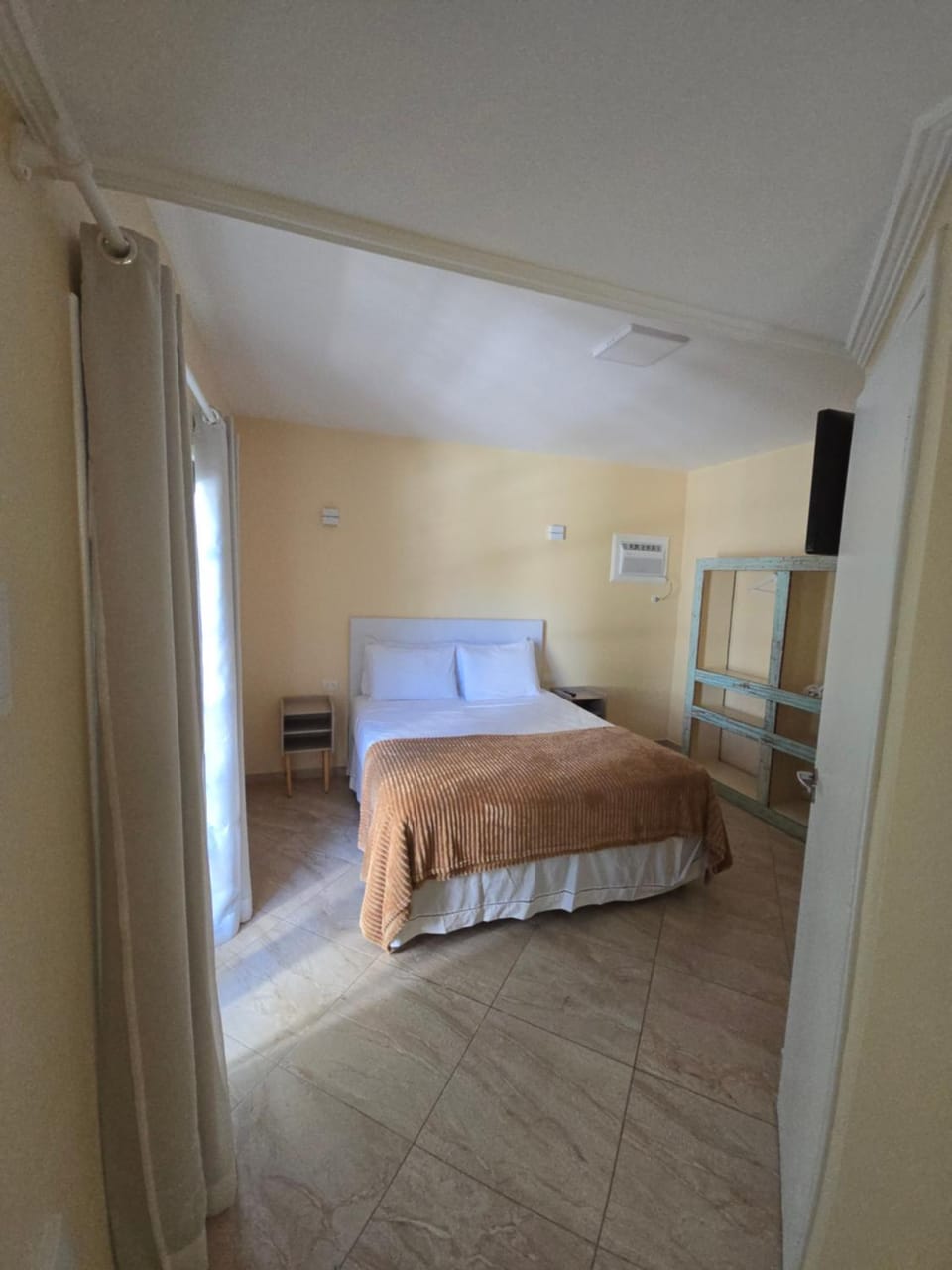Bed, TV and multimedia, Photo of the whole room, Bedroom, air conditioner