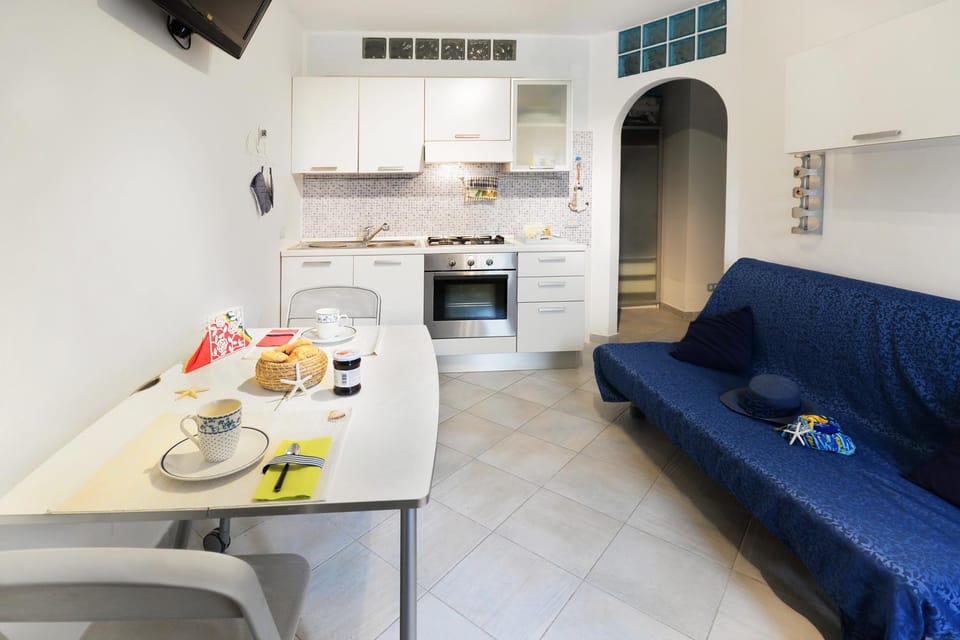 Living room, Dining area, oven, stove
