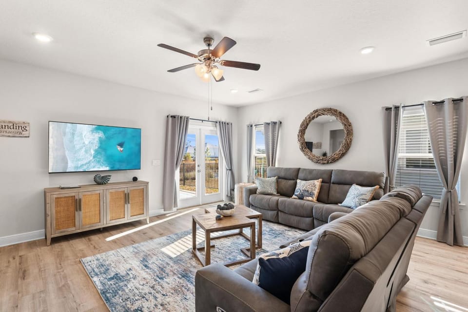 TV and multimedia, Living room, Decorative detail, Seating area