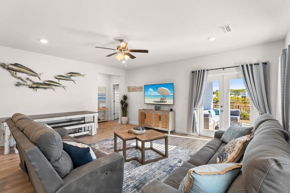 TV and multimedia, Living room, Decorative detail, Seating area, Dining area