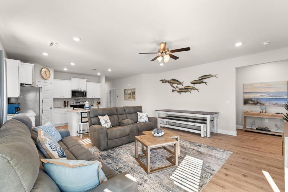 Kitchen or kitchenette, Living room, Seating area, Dining area