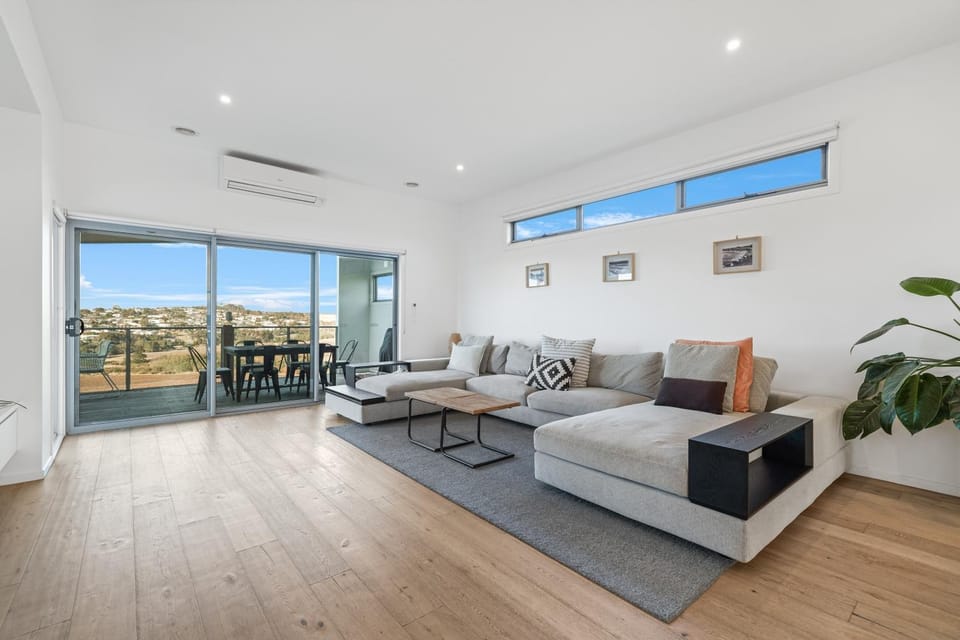ALMA - sun filled stylish beach house House in Torquay