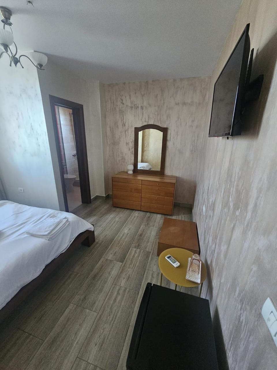 Photo of the whole room, Bedroom, wardrobe