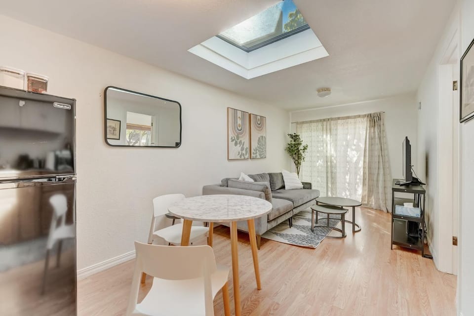 TV and multimedia, Kitchen or kitchenette, Living room, Seating area, Dining area