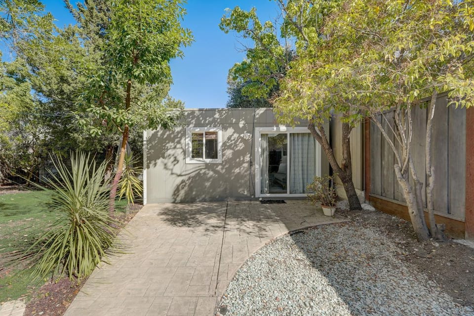 Property building, Facade/entrance, Garden, Garden view