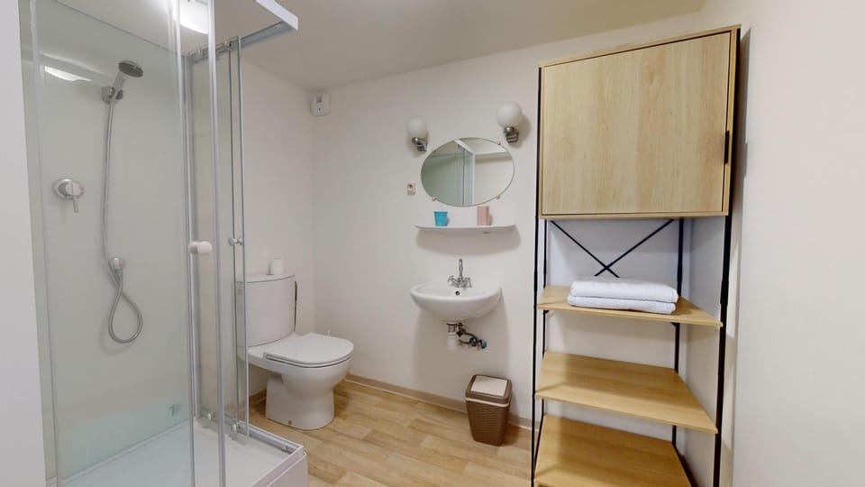 Shower, Toilet, Bathroom, bidet, towels