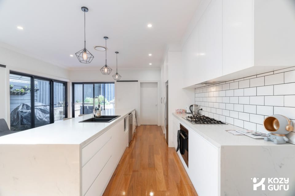 KozyGuru | Rose Bay | 3BR Steps to Beach + Parking House in Sydney
