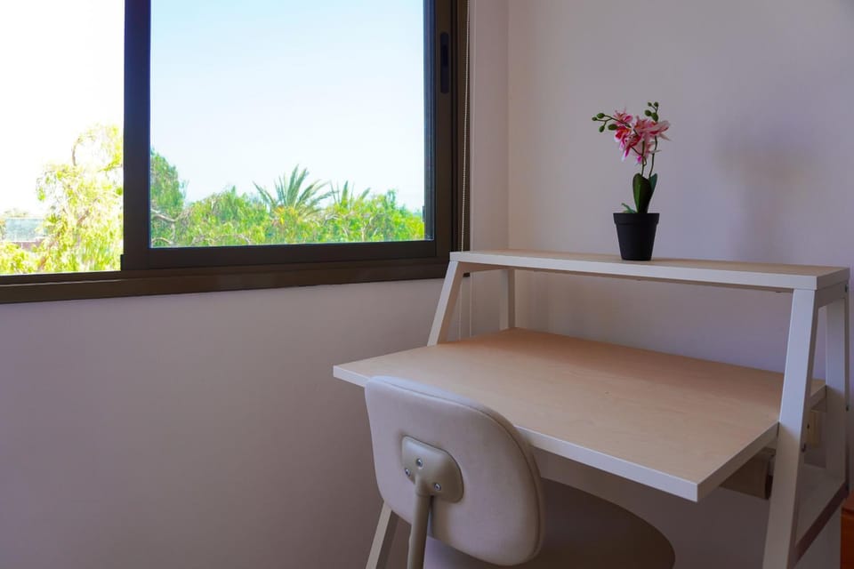 Bed, Seating area, Bedroom