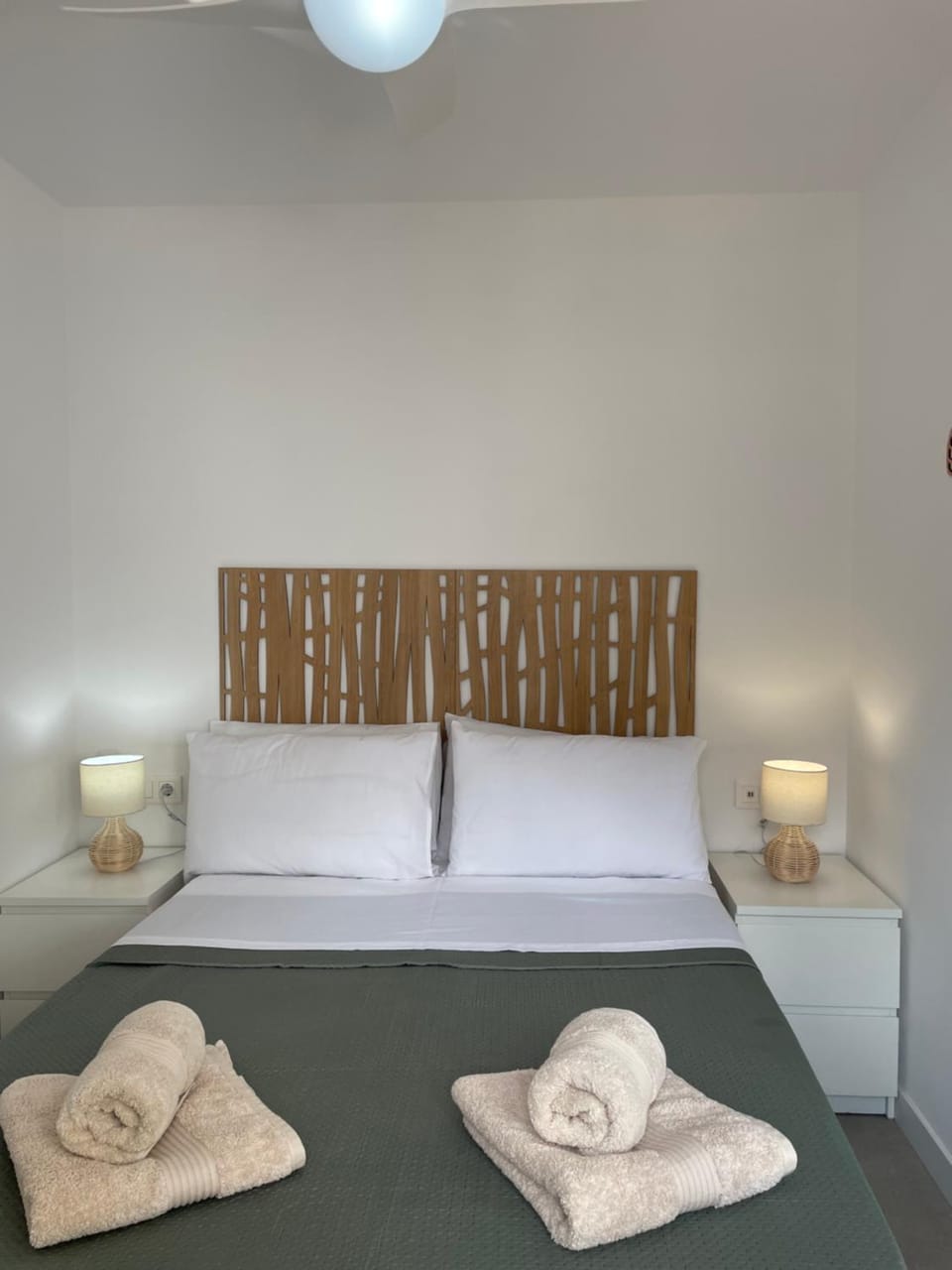 Bed, Bedroom, towels