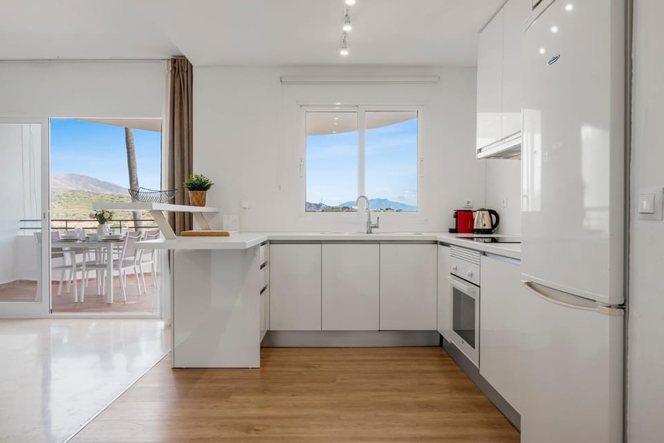 Coffee/tea facilities, oven, toaster