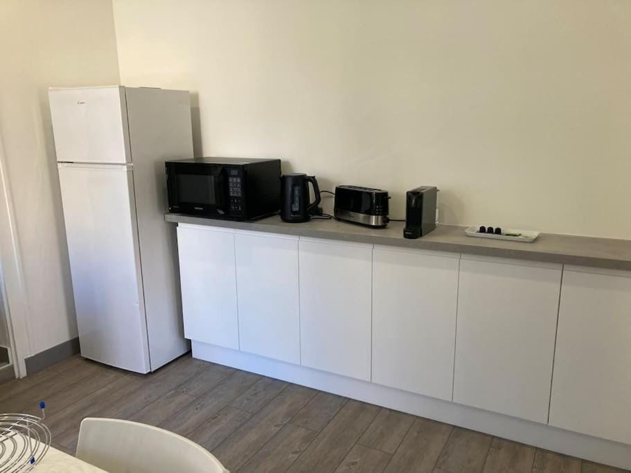 Coffee/tea facilities, Kitchen or kitchenette, oven, toaster